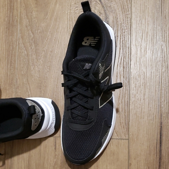 New Balance BOYS Black and White Athletic Shoes - Picture 7 of 10
